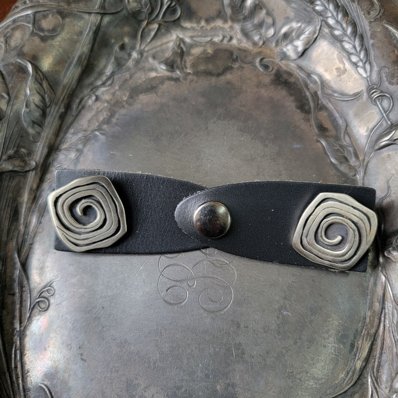 JUL Stud Button Latch